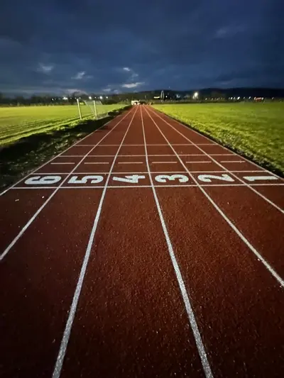 Pistă de atletism roșie cu marcaje World Athletics