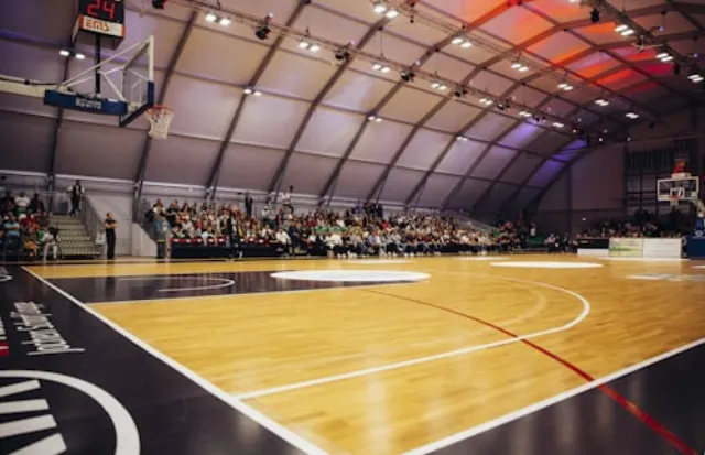 Sală de sport de interior cu pardoseală sportivă marcată