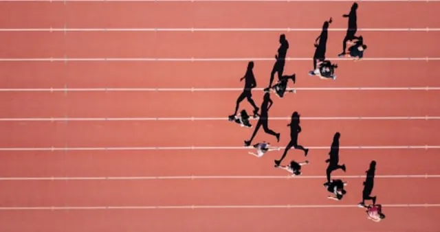 Pistă de atletism cu suprafață sportivă turnată de exterior